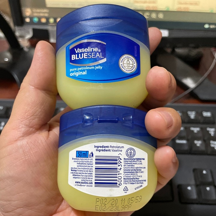 Sáp dưỡng da Vaseline Blue Seal 50ml giúp giảm khô da nứt nẻ