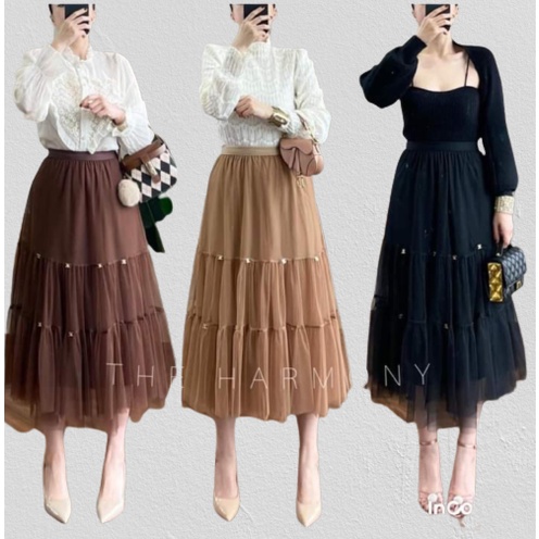 Chân váy xoè dáng dài, chất von ren tầng công chúa nhiều lớp mềm mại, đính chữ họa tiết đẹp thích hợp đi chơi chụp ảnh
