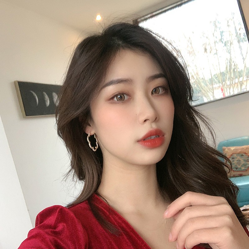 ✨ Susan 👑 Korea Dongdaemun Keria Cool Girl Love Circle Earrings Bông tai gió lạnh không đối xứng Hoa tai cắt rỗng Zircon Bông tai nữ