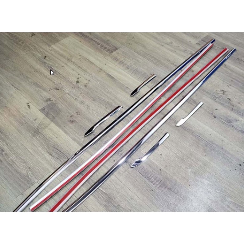 Nẹp chân kính inox xe Toyota Altis 2022 2023