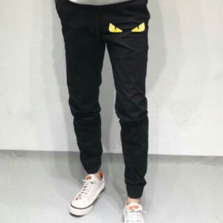 Quần jogger con mắt Fendi