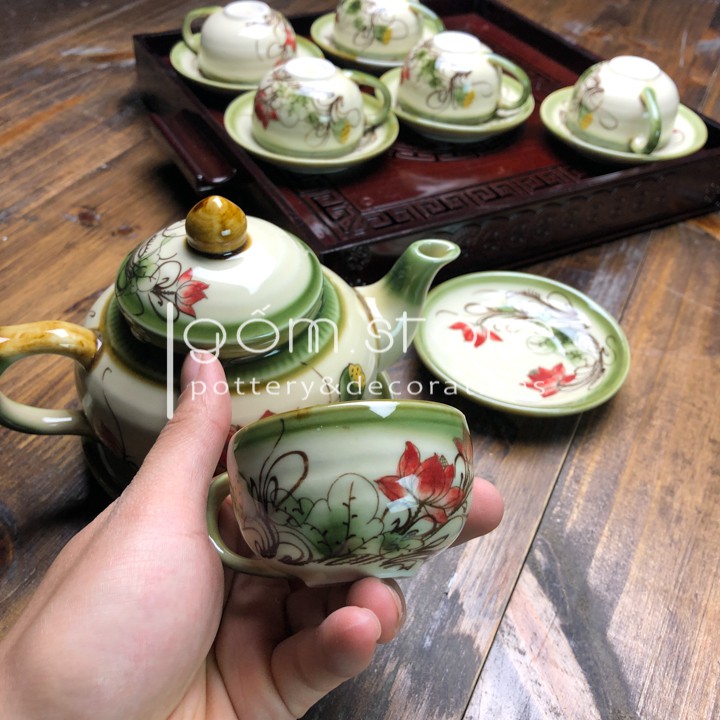 Ấm trà Bát Tràng vẽ tay hoa sen dáng chóp