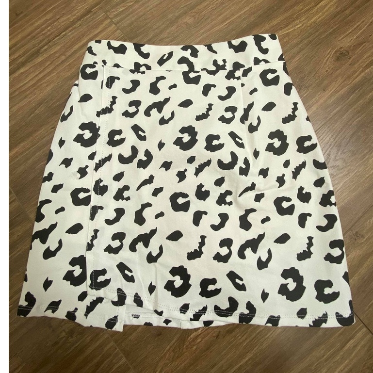 Chân Váy Ngắn Chữ A Họa Tiết Beo, Dáng Công Sở, Áo Phông Đen Freesize dưới 58kg | BigBuy360 - bigbuy360.vn