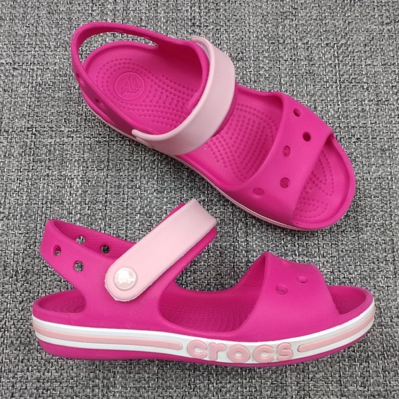 Sandal crocs bé gái, xăng đan cross baya trẻ em màu hồng đậm tặng kèm jibbitz stickers - Cross house