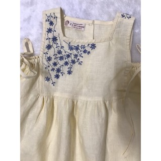 Đầm linen thêu hoa xanh