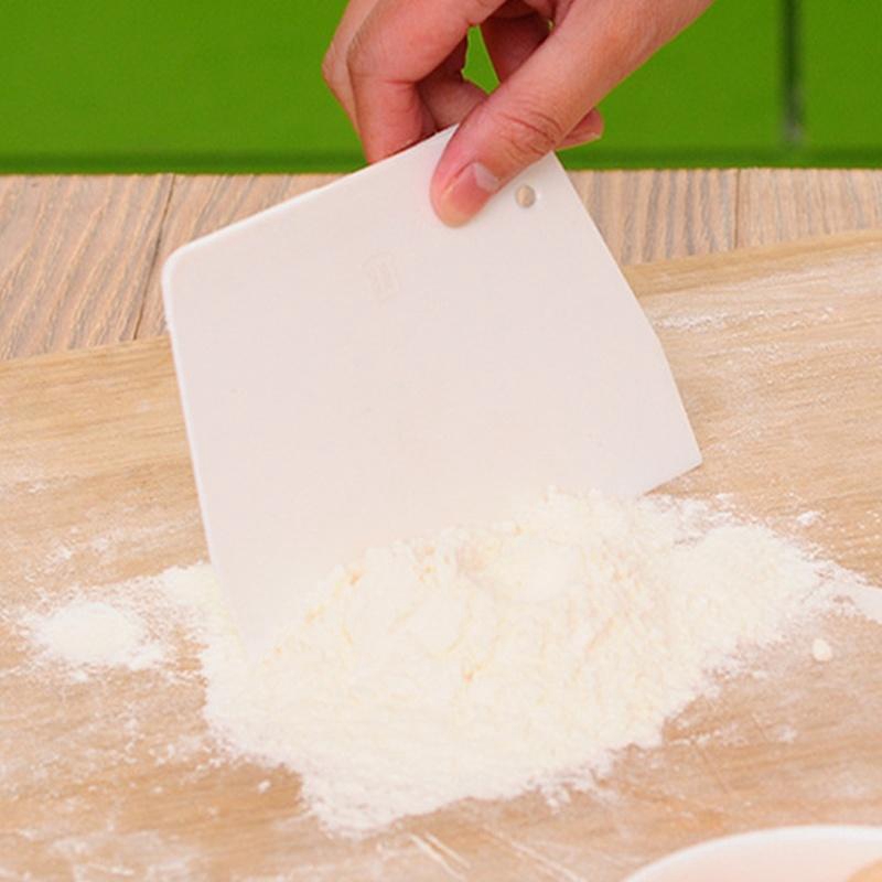 1 dụng cụ cắt bột làm bánh bằng nhựa màu trắng