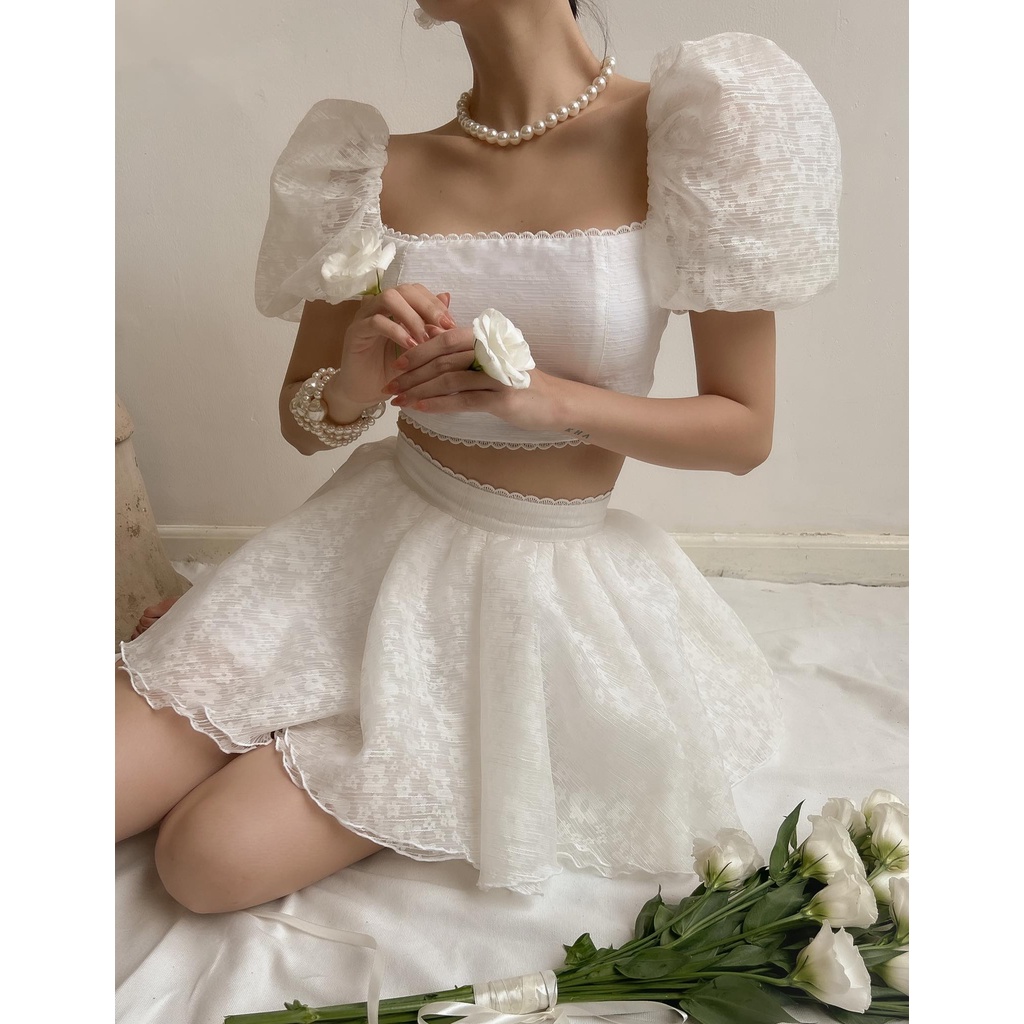 Set áo croptop và chân váy ngắn dáng xòe