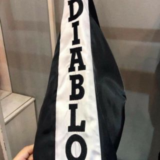Áo khoác gió viền chữ
