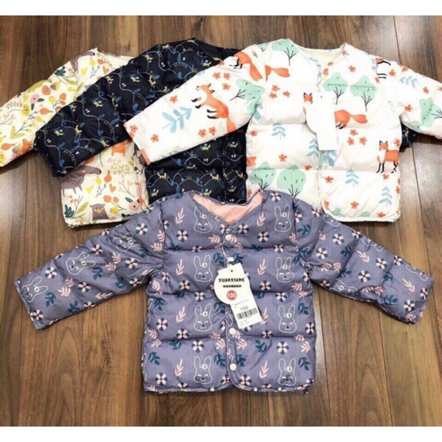 Áo phao bé gái in hình hoa lá muông thú có size từ 100 đến 140, tương đương với size từ 1-5 tuổi. Mã PVN148