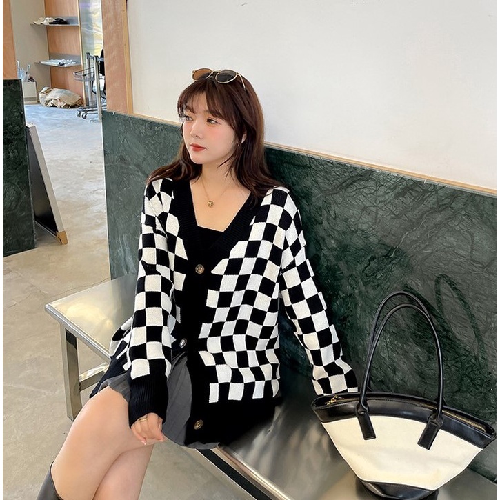 Áo khoác cardigan nữ hoạ tiết bàn cờ Lylibeauty chất áo len nỉ form rộng - dáng dài chất nỉ dày dặn giữ form TL17