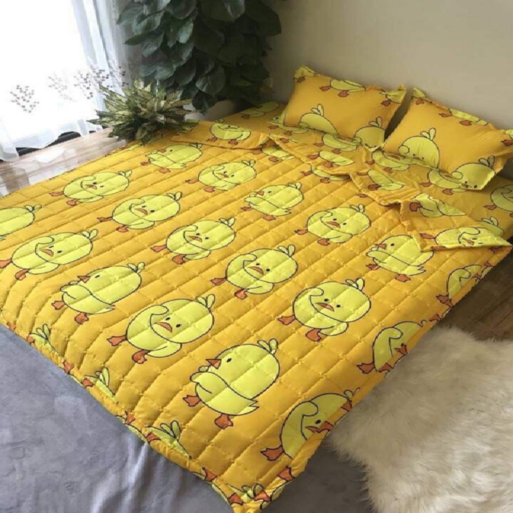 BỘ DRAP 1M2  COTTON POLY KÈM VỎ GỐI ÔM MẪU VỊT VÀNG M837523