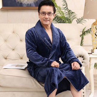 Người cha trung niên và người già áo choàng tắm nhung san hô mùa thu và mùa đông
