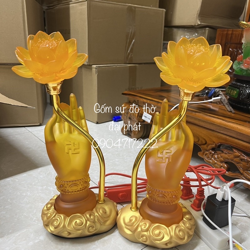 Cặp đèn thờ Bàn Tay Phật, Đèn thờ hoa sen lưu ly tạo nên nét độc đáo của không gian thờ cúng