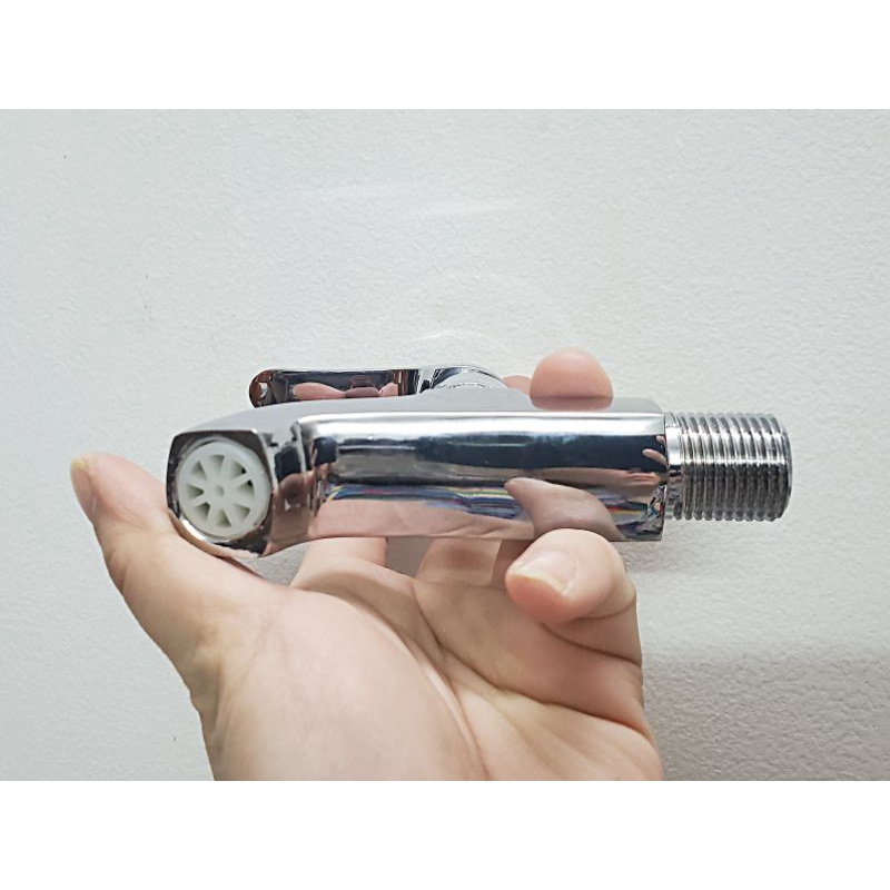 Vòi hồ gắn tường thân vuông