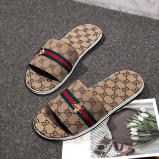 Dép quai ngang nam vải in GG kẻ ngang xanh đỏ đính ong vàng