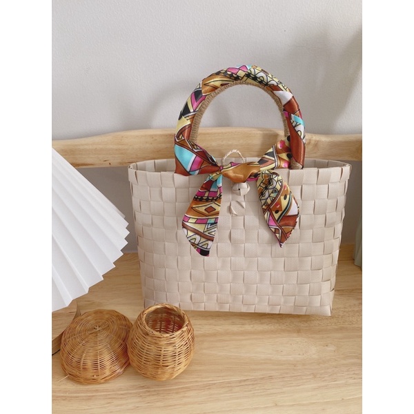 Giỏ đan đính nơ xinh
