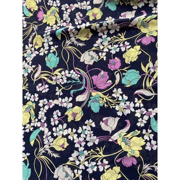 Vải voan chifon nền xanh dương hoa đều