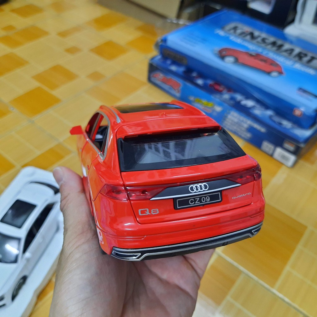 Mô hình xe ô tô Audi Q8 tỉ lệ 1:24 xe đồ chơi trẻ em chạy cót mở được cửa xe bằng kim loại
