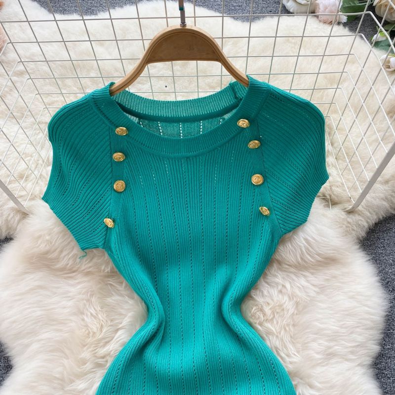 Đầm len body đính nút vai