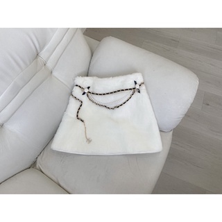 Chân váy lông - áo corset trắng