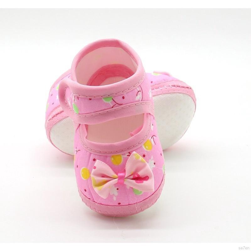Giày dành cho em bé đính nơ đáng yêu