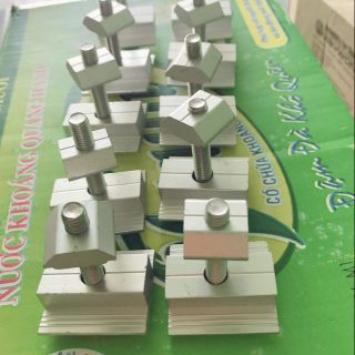 Kẹp giữa tấm pin năng lượng mặt trời