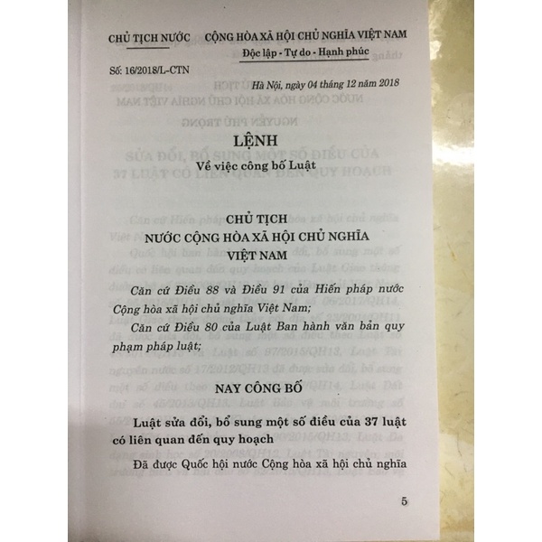 Sách - Luật sửa đổi, bổ sung một số điều của 37 luật có liên quan đến quy hoạch (NXB Chính trị quốc gia Sự thật)