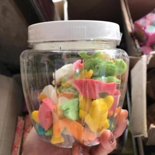 Lọ khoảng 50 chiếc kẹo dẻo hình con cá sấu