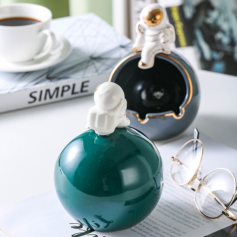 Gạt tàn thuốc để bàn hình phi hành gia hoạt hình sáng tạo