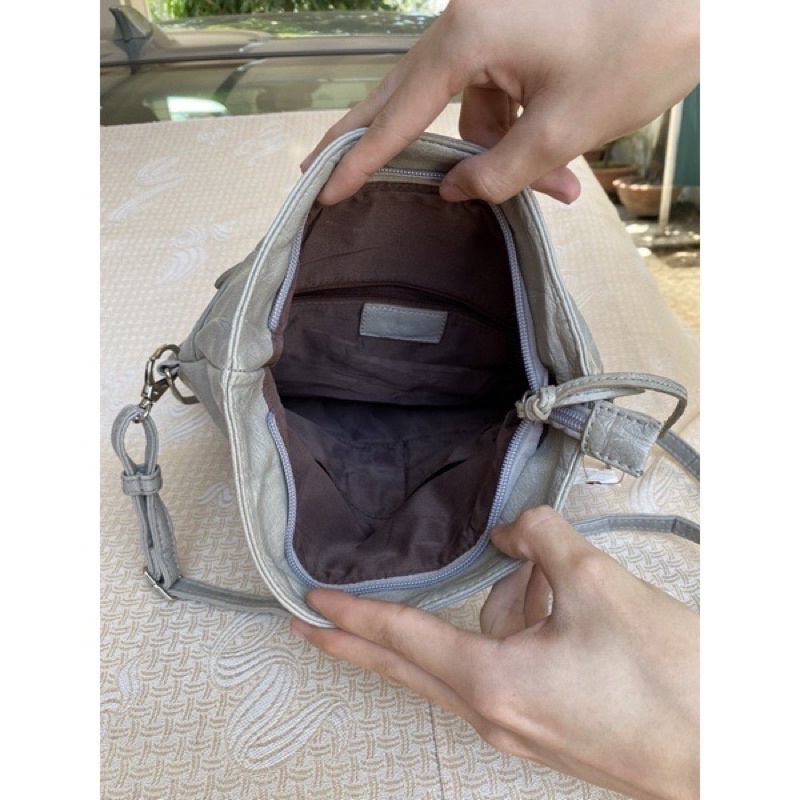 Túi chuẩn si. Túi qua sử dụng. Khách vui lòng xem hình nếu muốn biết thêm thông tin sản phẩm mời khách vô chat . Thanks.