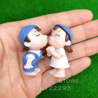 Cặp đôi hôn nhau mũ xanh