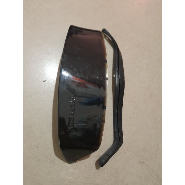 Kính chắn gió xe Max III hay Max Neo 4 chân.