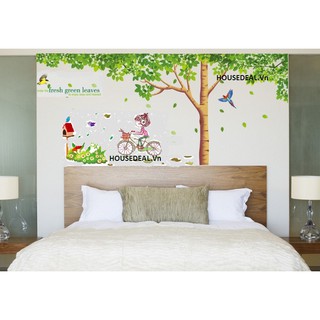 Decal dán tường cây sồi to và bé đạp xe
