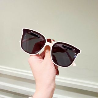 Kính râm đen viền trắng