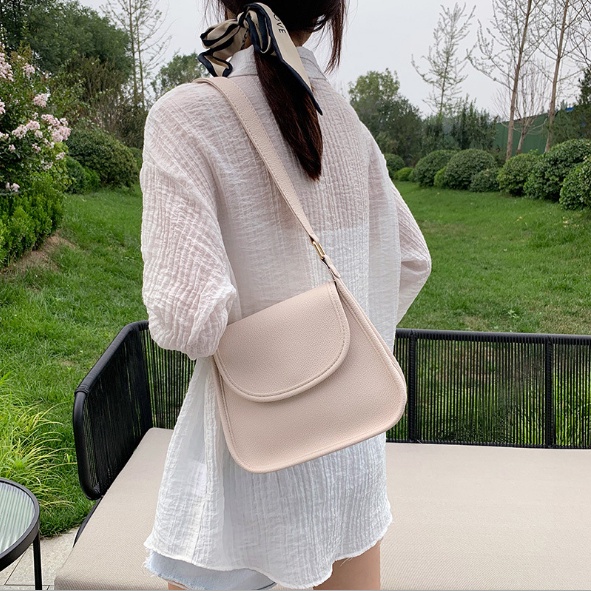 Túi kẹp nách da sần giá yêu P097