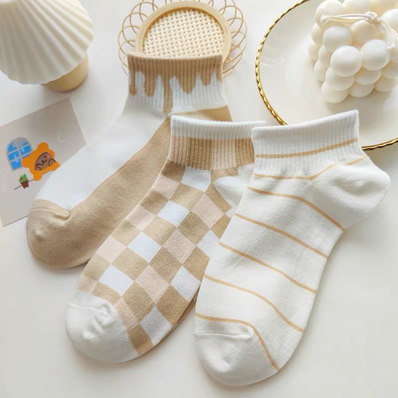 Tất nữ cổ ngắn phong cách hàn quốc nhẹ nhàng chất liệu thoáng mát, thấm mồ hôi họa tiết gấu màu nâu trắng