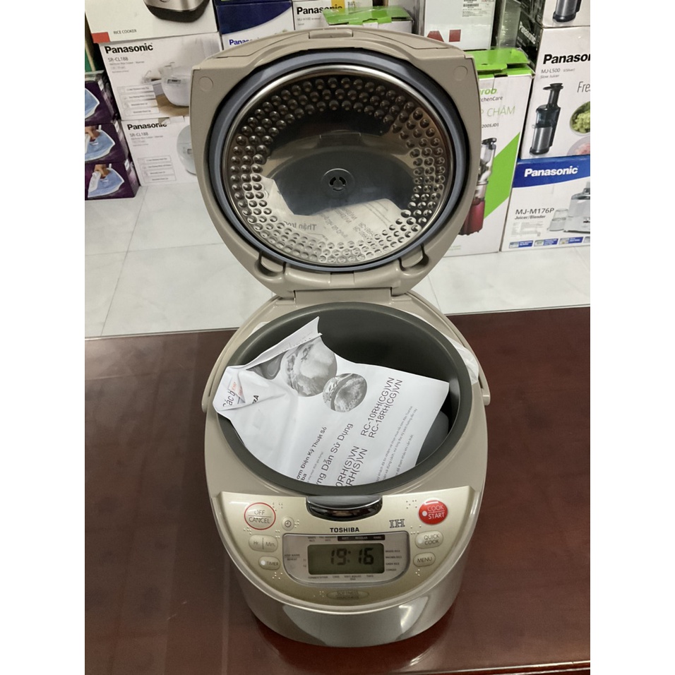 Nồi cơm điện cao tần Toshiba 1.8 lít RC-18RHVN - Hàng trưng bày