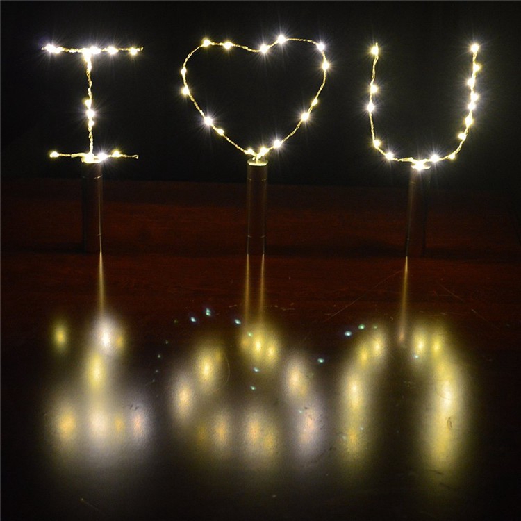 Đèn LED hỗ trợ trang trí chai rượu cho tiệc Giáng Sinh