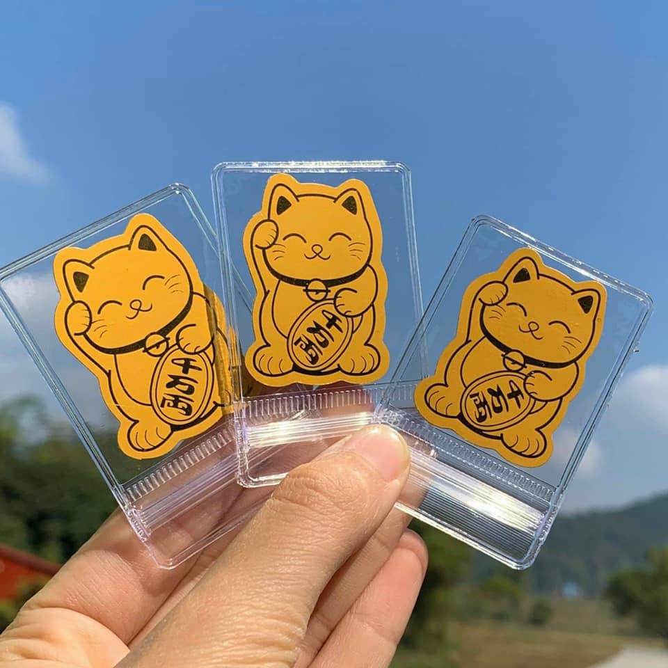 Miếng dán ốp lưng điện thoại Mèo Thần Tài May Mắn