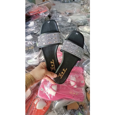 dép quai ngang gắn đá nhỏ đầu tròn xịn xò. nắng mưa đều mang được. (hình tự chụp)