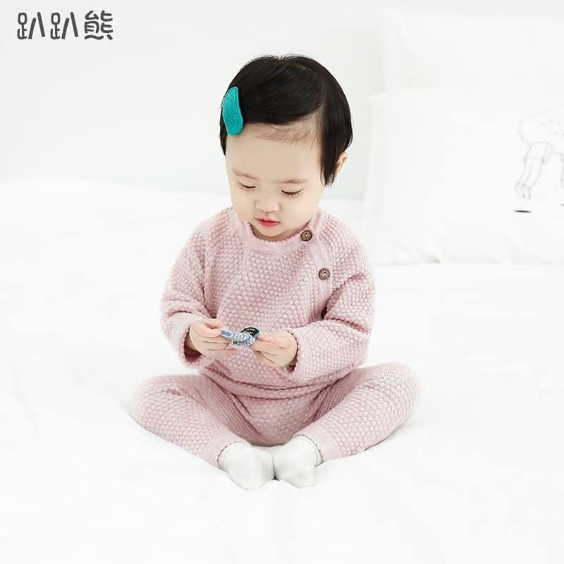 Bộ len xuất Hàn cho bé nhí cực kì xinh xắn