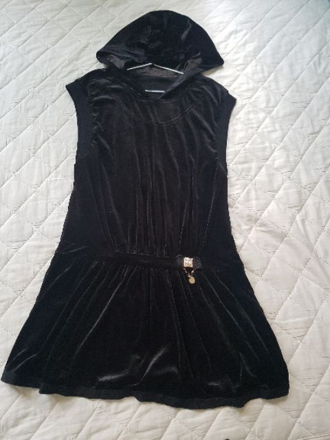 Đầm nhung dáng hodding xẻ lưng