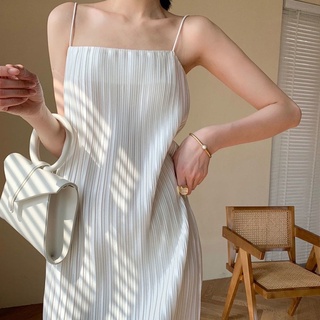 Váy hai dây trắng dáng dài xếp li
