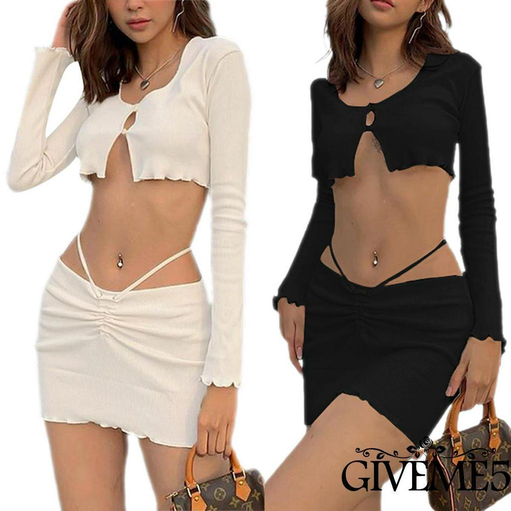 Bộ 2 món gồm áo dài tay hở lưng và chân váy ngắn lưng cao quyến rũ cho nữ