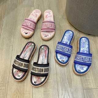 Dép nữ đế vân gỗ 2P quai ngang Dior họa tiết