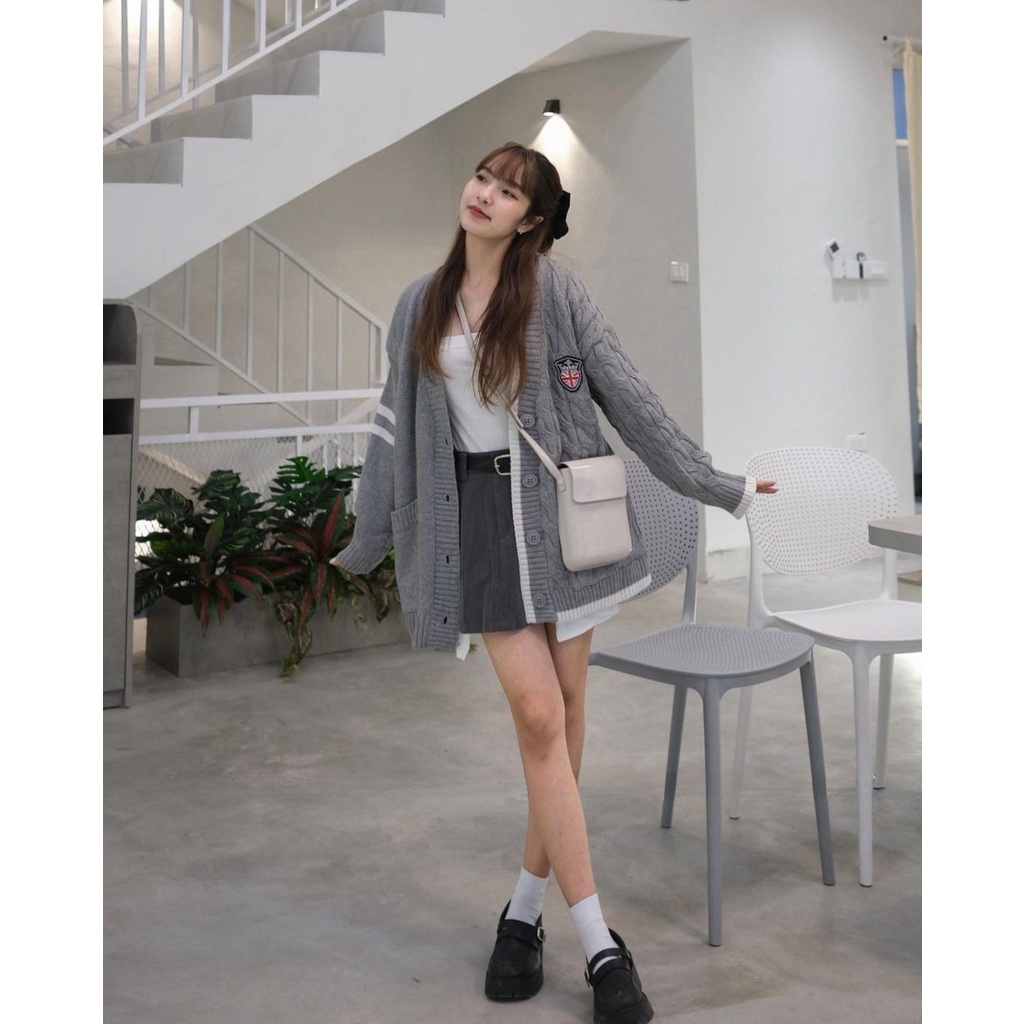 Áo khoác cardigan huy hiệu form rộng chùm mông phong cách Hàn Quốc