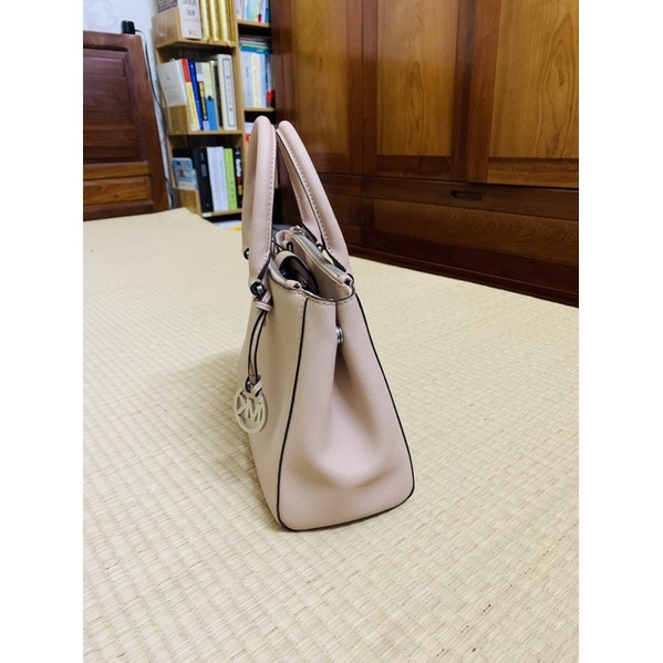 Pass túi Michael kors auth mới xách 2 lần