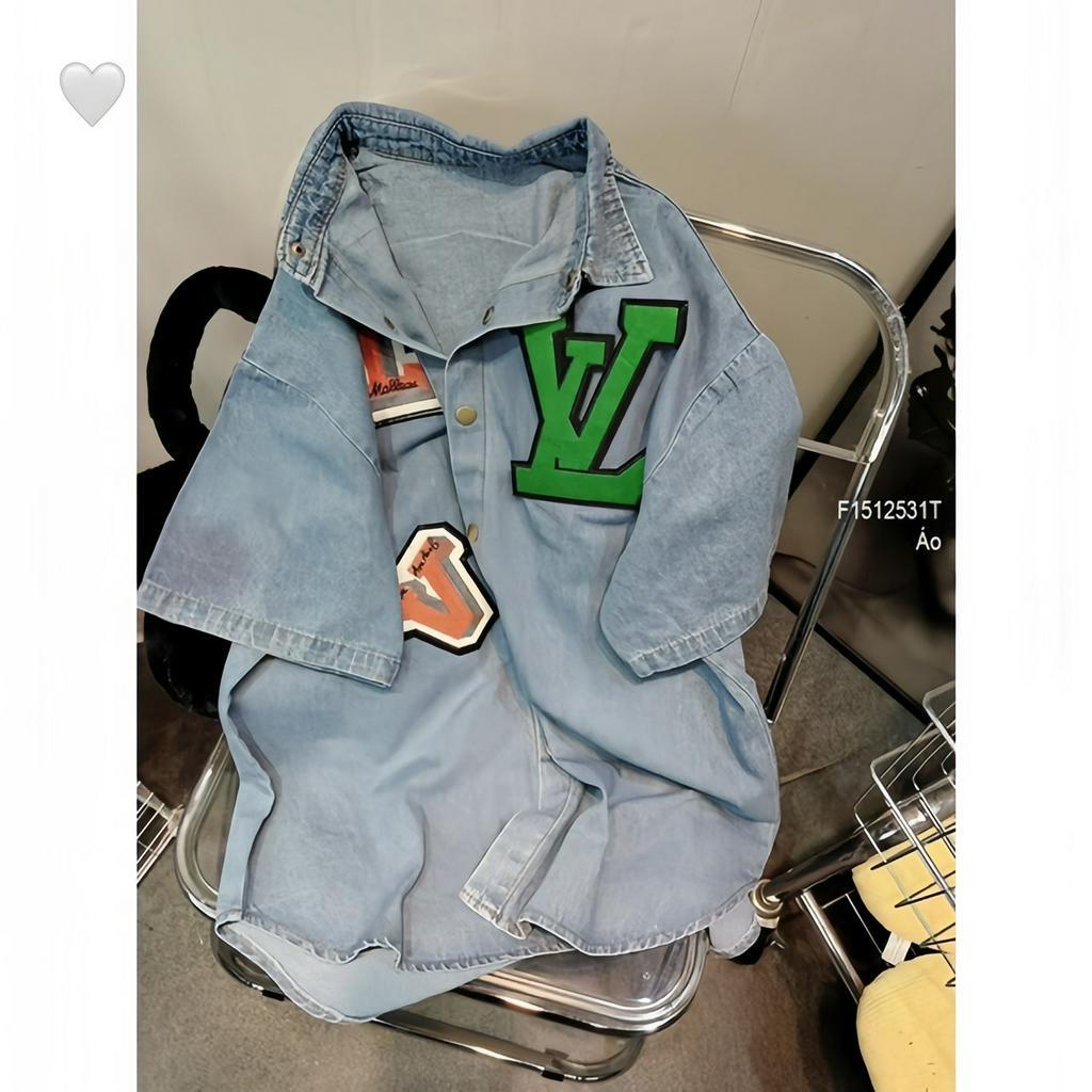 Áo sơ mi jean in chữ hiệu eo vì form rộng tay lỡ cực hot , chất jean dày dặn