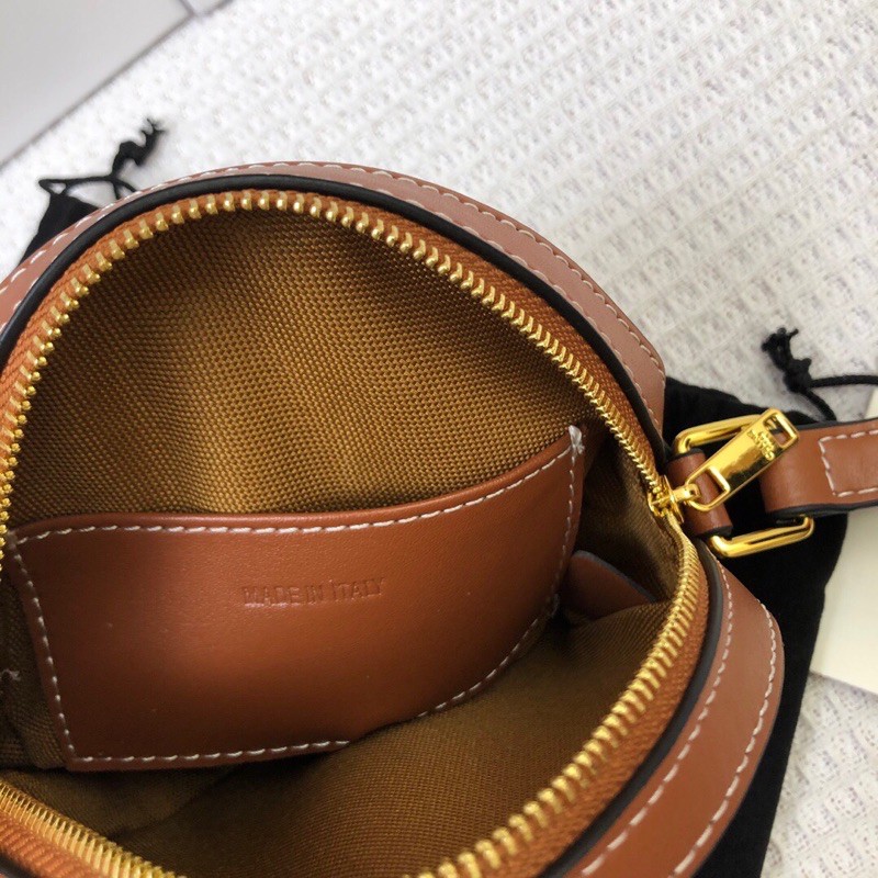Túi xách đeo chéo thời trang da thật cao cấp CELINE thiết kế túi hình tròn cực độc đáo, xinh xắn nhỏ nhắn.