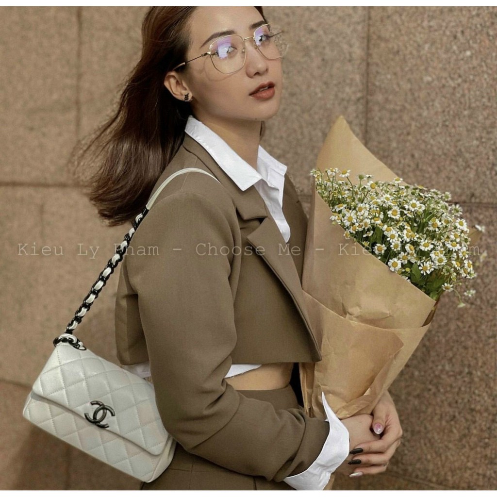 Set Áo Vest Kết Hợp Sơ Mi Trắng Mix Cùng Chân Váy Xếp Ly Chất Cotton Mềm Màu Nâu Cực Sang Chảnh.